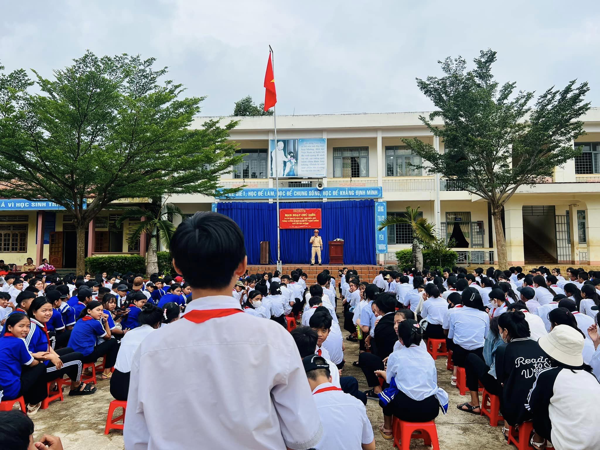 Trường THCS Ea Tiêu tổ chức sinh hoạt chủ điểm “Tìm hiểu pháp luật về giao thông, tệ nạn xã hội và Bạo lực học đường” năm học 2024-2025