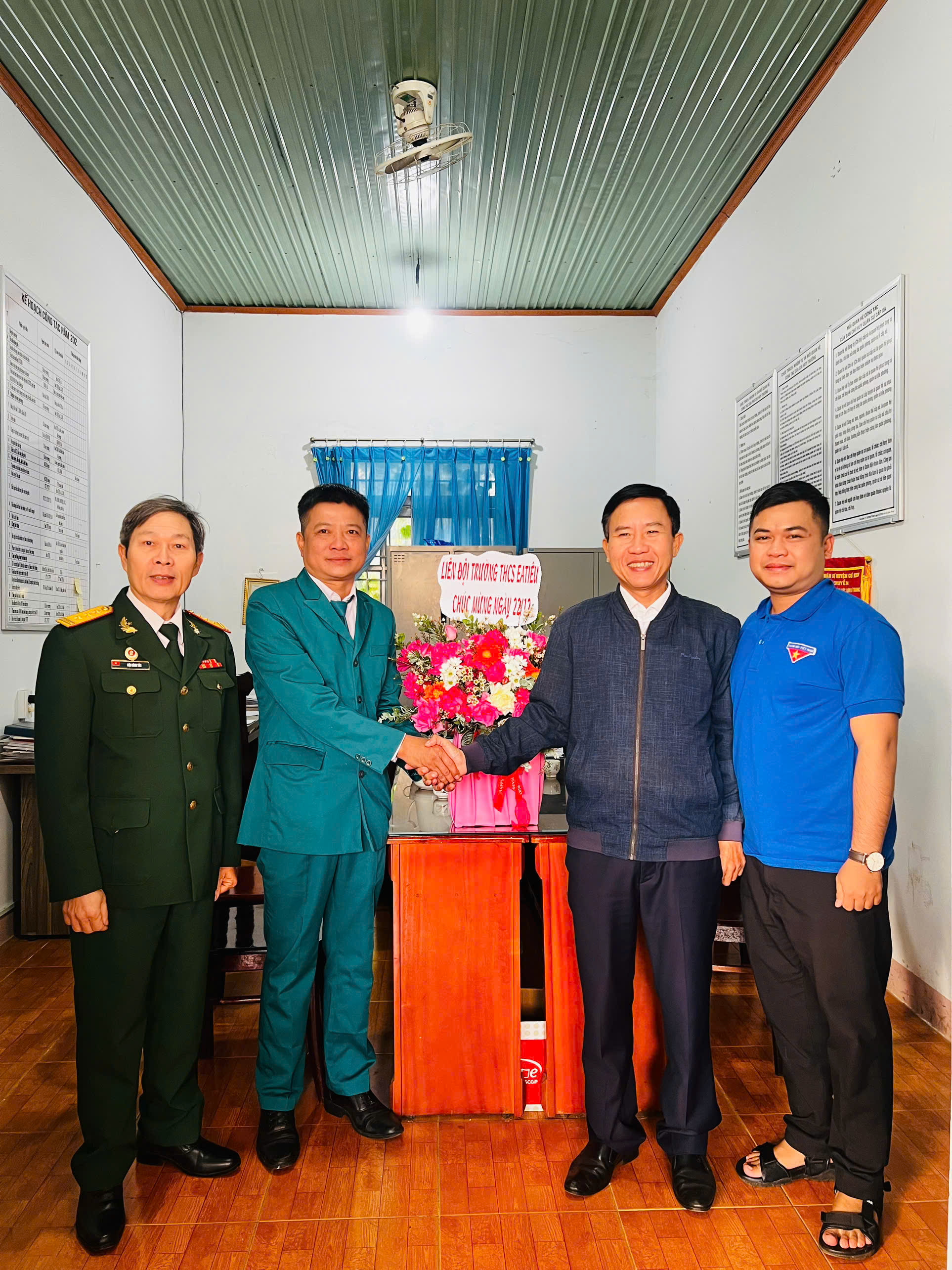 Liên đội THCS Ea Tiêu tổ chức hành trình “Đến với địa chỉ đỏ”