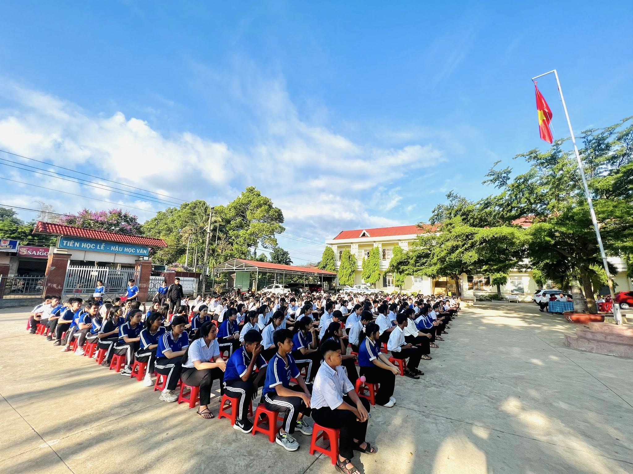 Phòng CSGT Công an Tỉnh Đăk Lăk phối hợp với Trường THCS Ea Tiêu, xã Ea Tiêu, huyện Cư Kuin tổ chức tuyên truyền LUẬT GIAO THÔNG ĐƯỜNG BỘ