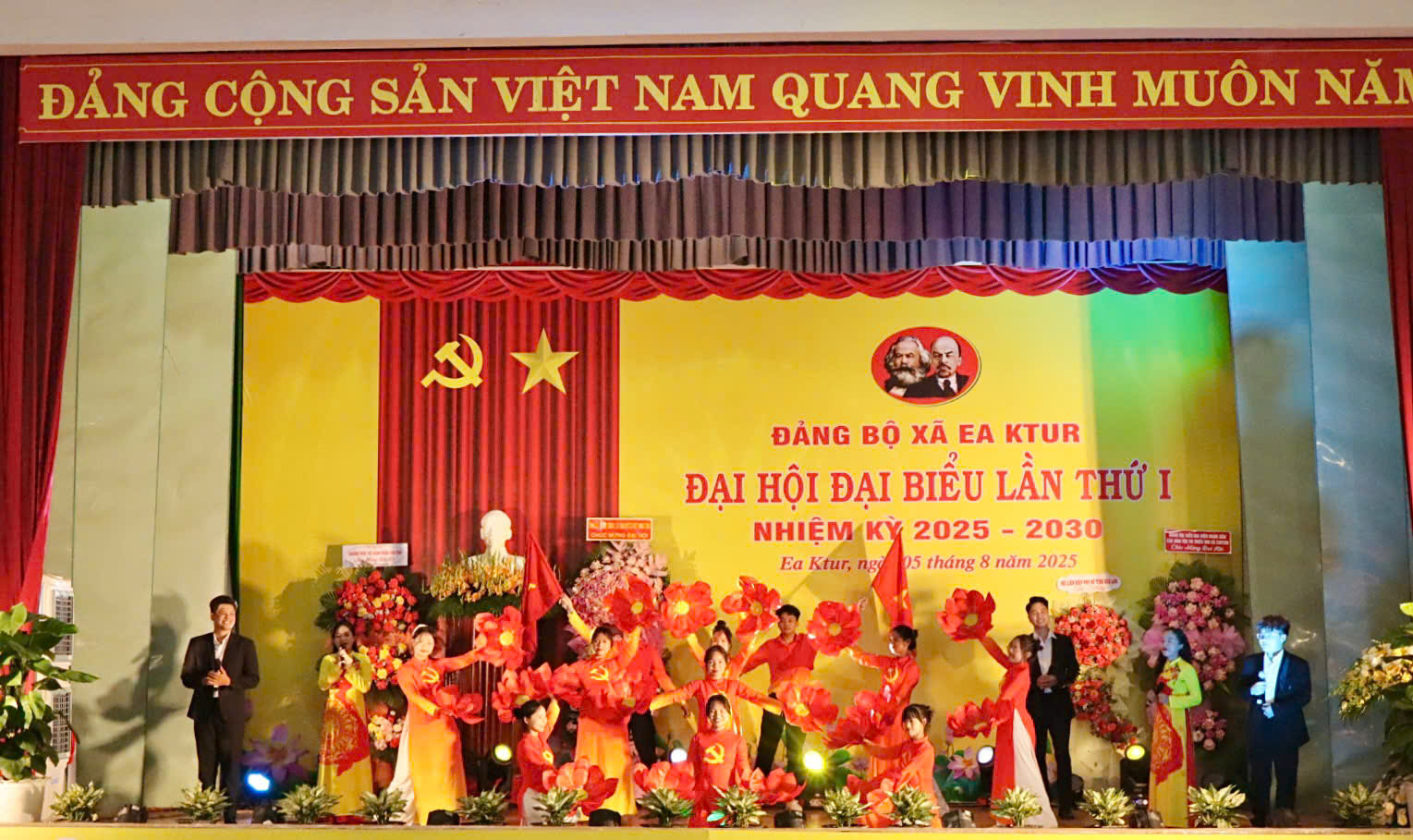 Thiếu nhi Liên đội THCS Ea Tiêu tham gia chúc mừng Đại hội Đảng bộ xã Ea Ktur lần thứ I – Nhiệm kỳ 2025-2030