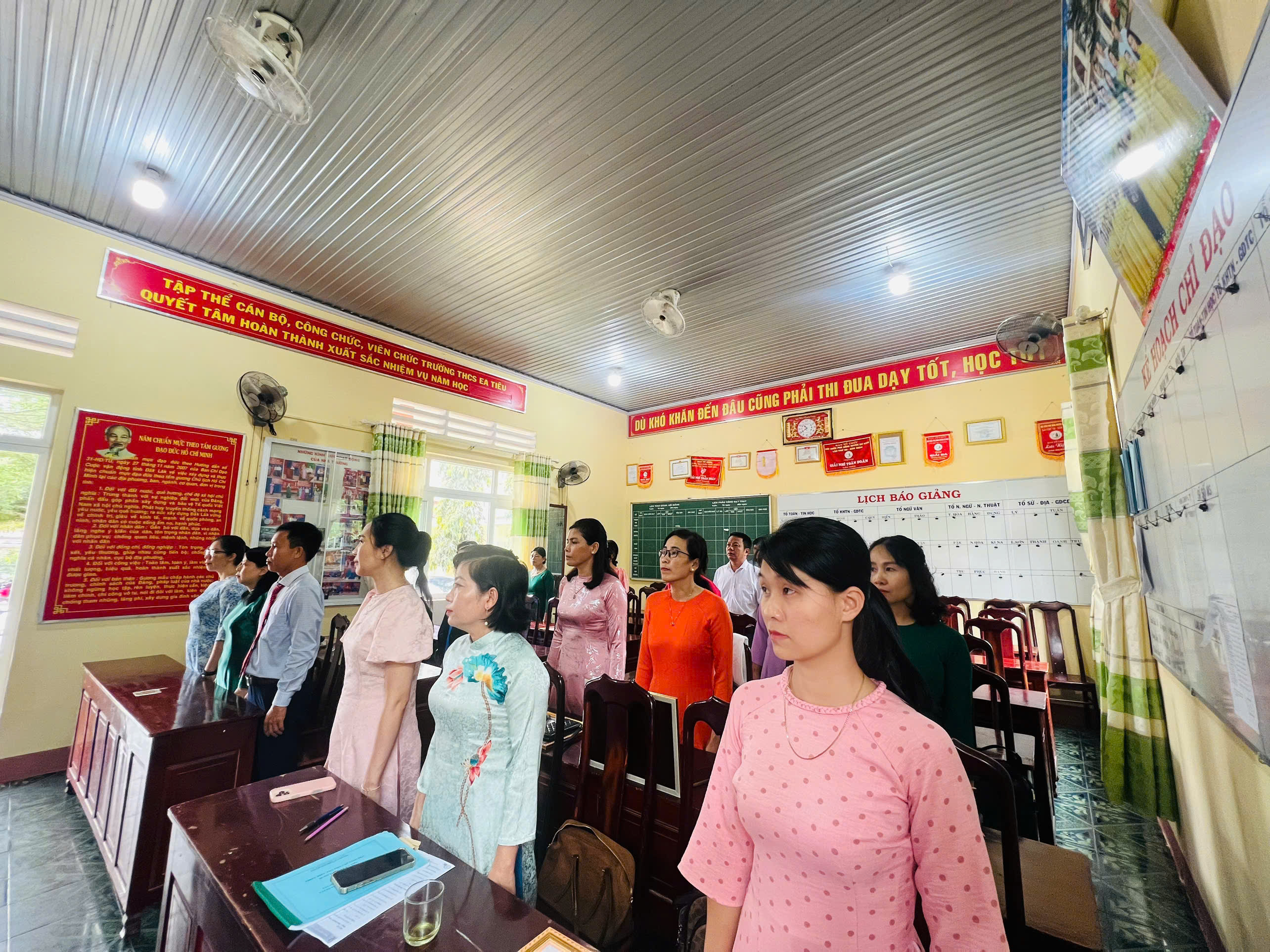 CHI BỘ TRƯỜNG THCS EA TIÊU TỔ CHỨC BUỔI LỄ KẾT NẠP ĐẢNG VIÊN