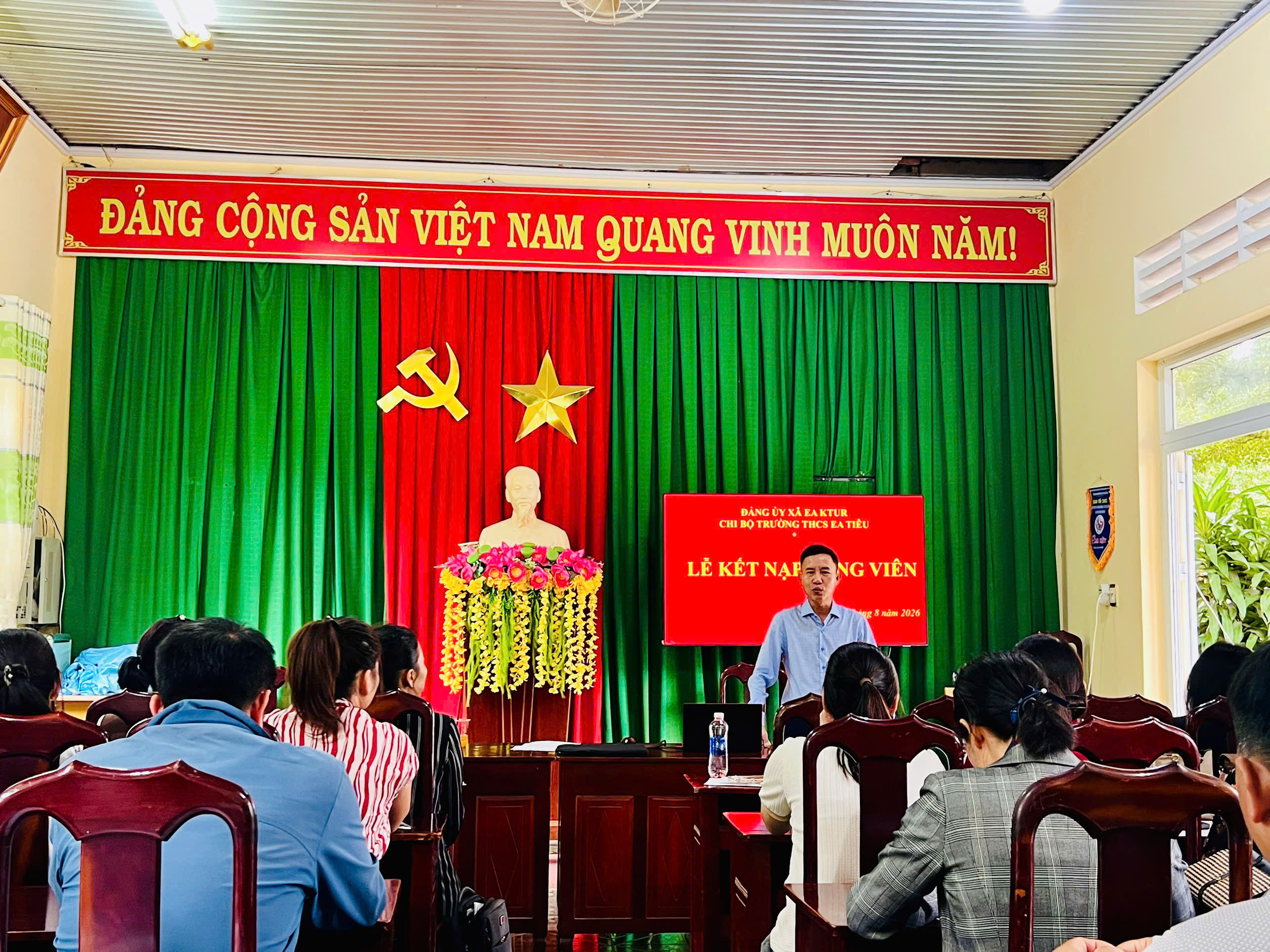 CHI BỘ TRƯỜNG THCS EA TIÊU TỔ CHỨC LỄ KẾT NẠP ĐẢNG VIÊN MỚI CHI BỘ TRƯỜNG THCS EA TIÊU TỔ CHỨC LỄ KẾT NẠP ĐẢNG VIÊN MỚI